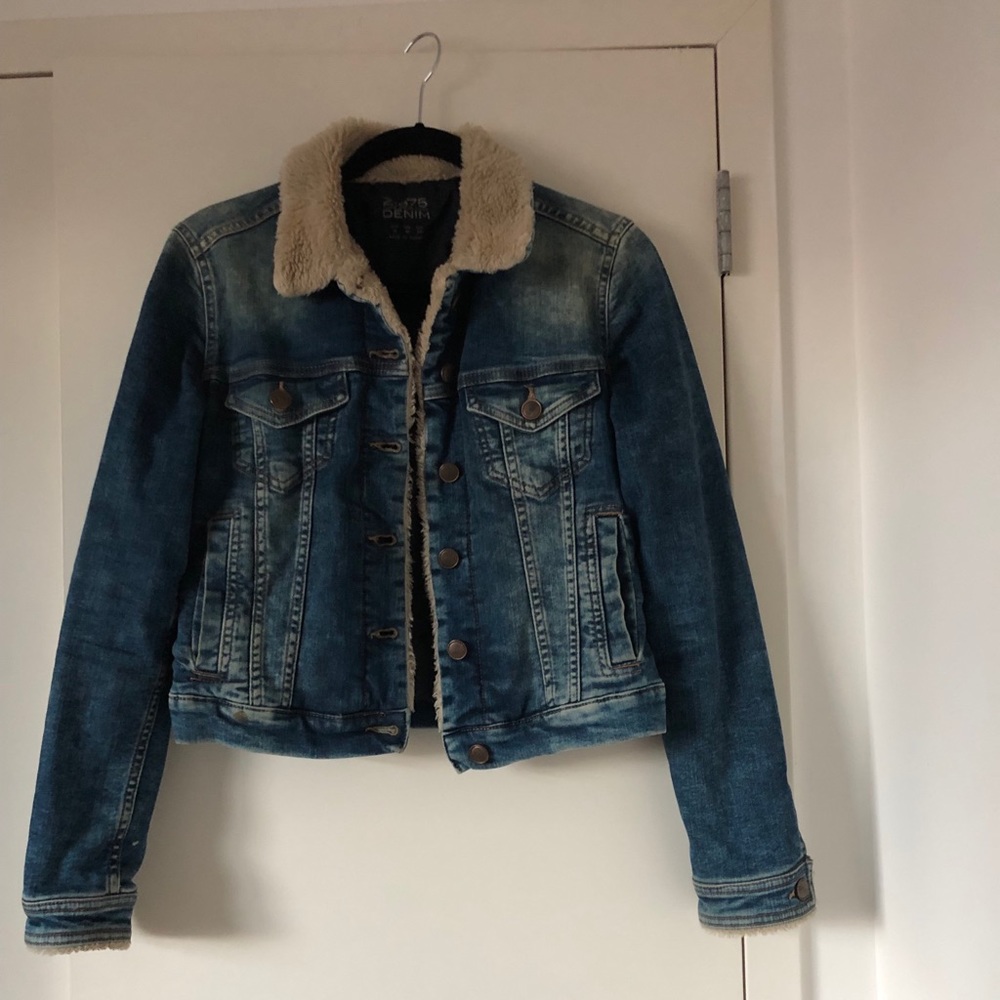 Zara denim jacket with fur collar